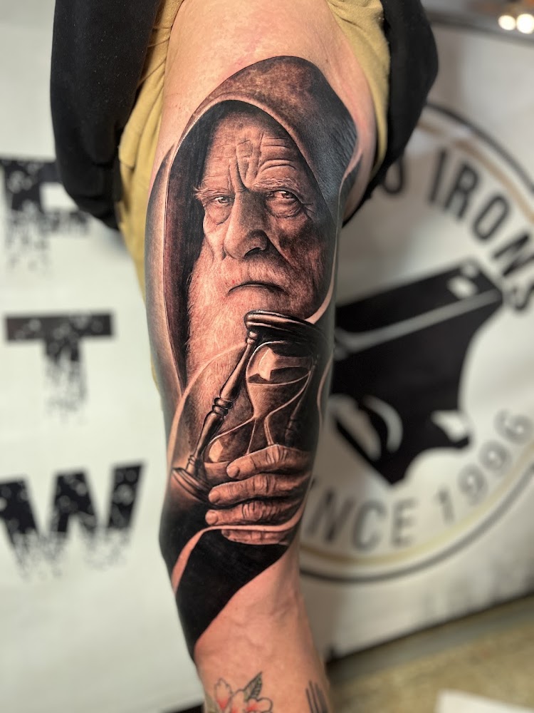 Tatuaje manga realista en blanco y negro realizado en Manau Tattoo Studio
