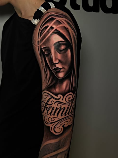 Virgen María con lettering Familia, tatuaje realista de manga