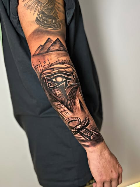 Ojo de Horus y pirámides, tatuaje de simbología egipcia