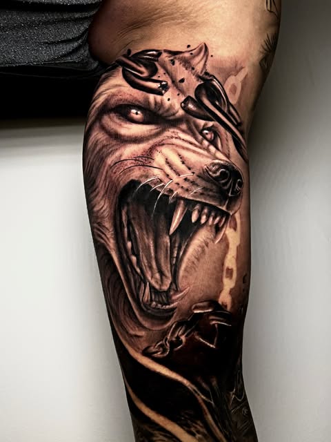 Lobo en realismo blanco y negro, tatuaje de antebrazo